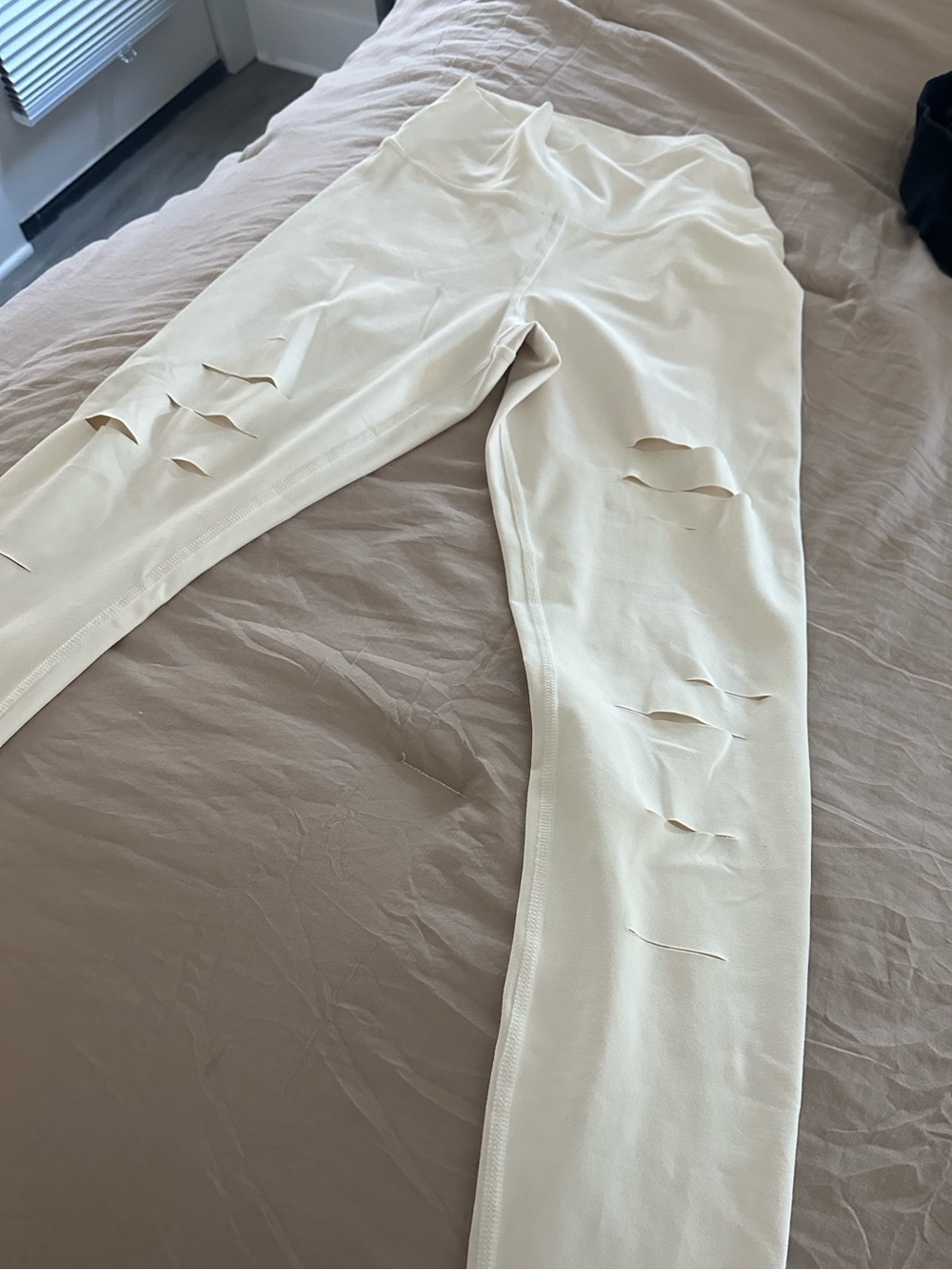 ALO Yoga Cream Distressed yoga pants